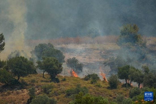 6月12日，以色列北部加利利地區(qū)遭受火箭彈襲擊后冒出滾滾濃煙。新華社發(fā)（阿亞爾·馬戈林?jǐn)z/基尼圖片社）