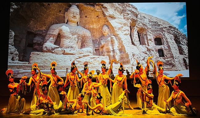 展演現(xiàn)場(chǎng)，同學(xué)們?cè)诒硌莨?jié)目《云岡飛天印象》。校方供圖