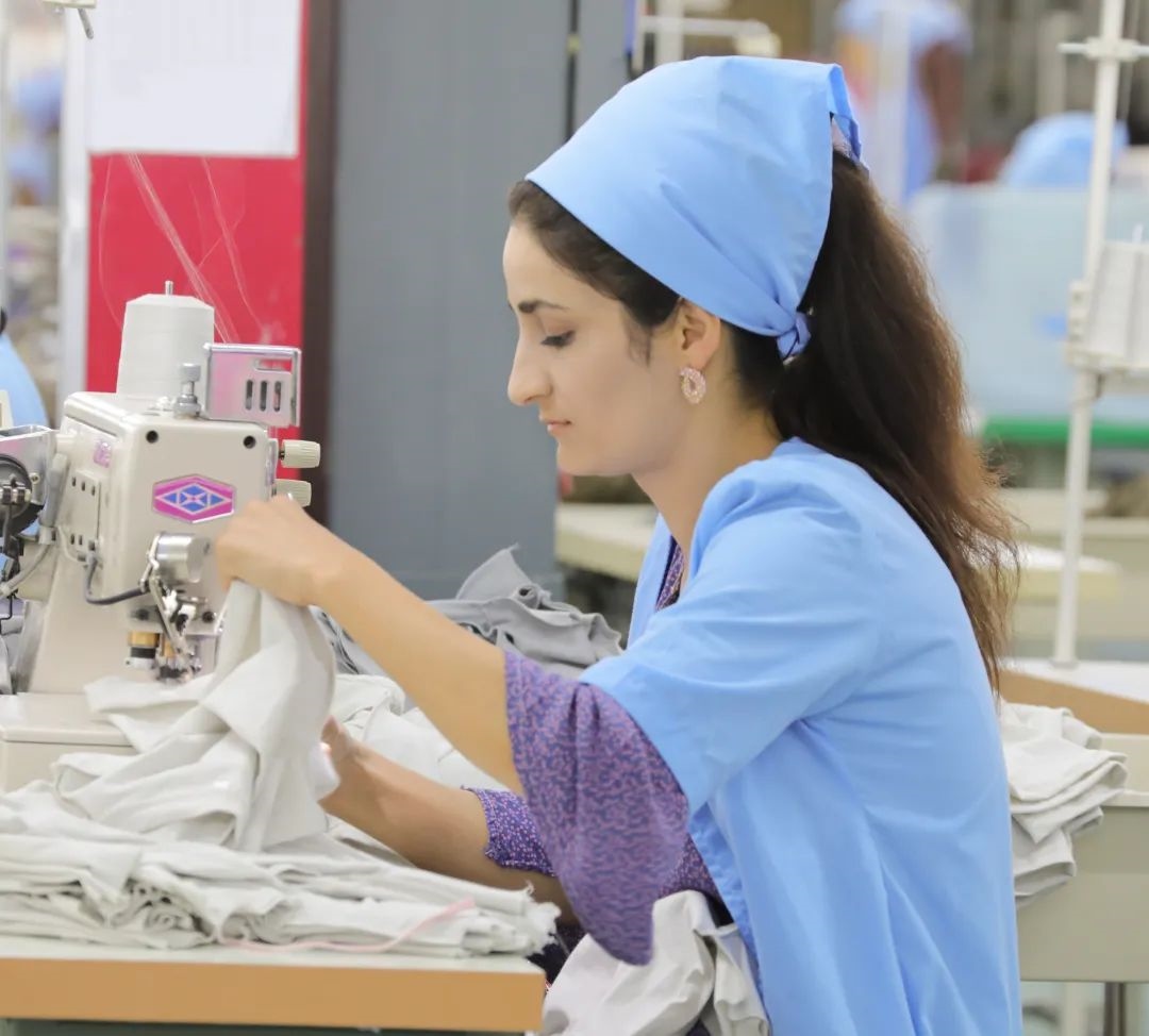 當(dāng)?shù)毓と苏谶M行成衣縫紉。胡澤曦攝