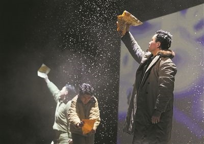 圖為清華大學(xué)原創(chuàng)話劇《馬蘭花開》的演出現(xiàn)場(chǎng)。新華社記者 王申攝