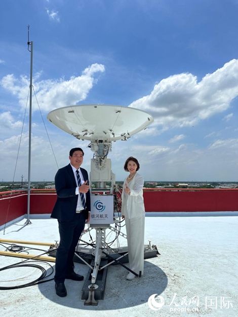 中泰兩國(guó)校企合作共贏。左為馬漢科理工大學(xué)校長(zhǎng)帕納威·普卡亞多，右為銀河航天聯(lián)合創(chuàng)始人劉暢。人民網(wǎng)記者 簡(jiǎn)承淵攝