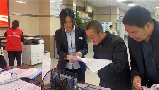 成都市溫江區(qū)市場監(jiān)管局為群眾提供“個轉企”登記幫辦服務。成都市市場監(jiān)管局供圖