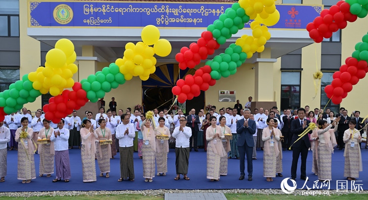 嘉賓共同為項(xiàng)目竣工剪彩。人民網(wǎng)記者 謝佳君攝
