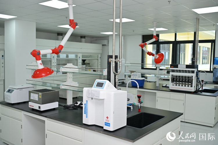 援緬甸國(guó)家疾控中心實(shí)驗(yàn)室內(nèi)。人民網(wǎng)記者 謝佳君攝