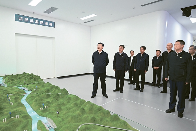 2023年12月14日至15日，中共中央總書記、國家主席、中央軍委主席習近平在廣西考察。這是14日上午，習近平在南寧市考察中國—東盟信息港股份有限公司，結(jié)合平陸運河沙盤聽取西部陸海新通道骨干工程建設匯報。 新華社記者 謝環(huán)馳/攝