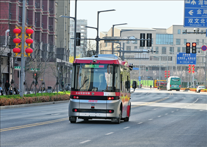 智能網(wǎng)聯(lián)巴士在雄安新區(qū)容東片區(qū)道路上行駛(2024年3月29日攝)牟宇攝/本刊