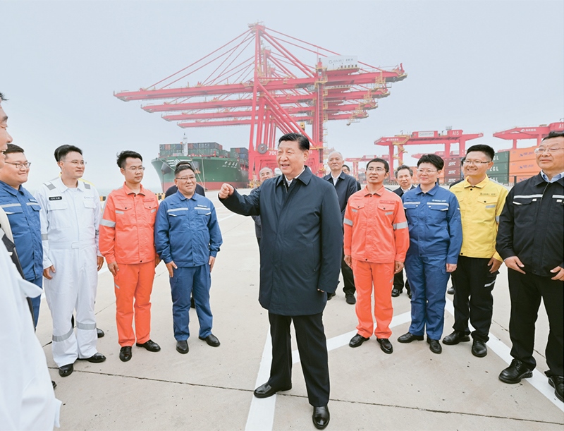 2024年5月22日至24日，中共中央總書記、國家主席、中央軍委主席習近平在山東考察。這是22日下午，習近平在日照港親切慰問港口科技工作者、運營人員、航運人員。 新華社記者 謝環(huán)馳/攝