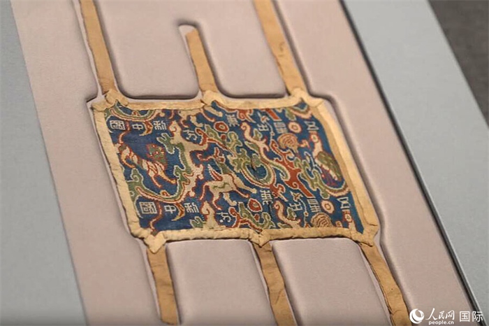 “五星出東方利中國”織錦護臂。人民網(wǎng)記者 張麗婭攝