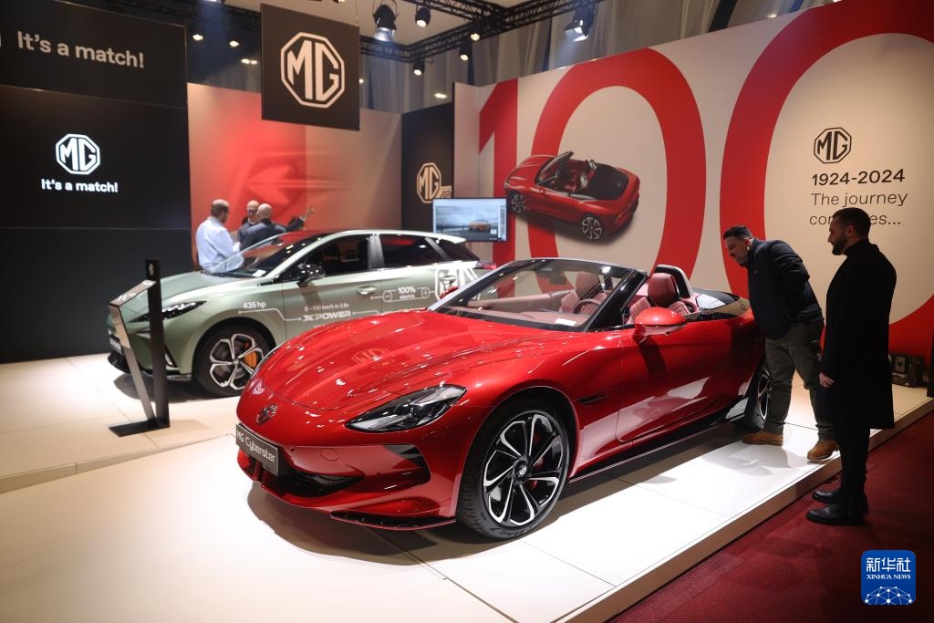 2024年1月17日，人們在比利時布魯塞爾舉辦的2024布魯塞爾汽車展上參觀上汽名爵電動汽車。新華社記者 趙丁喆 攝