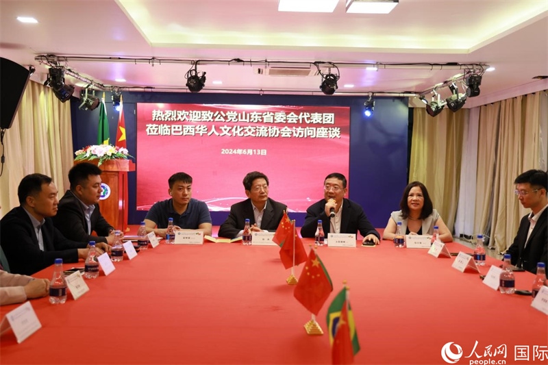 巴西華人文化交流協(xié)會主席上官劍鋒在座談會上致辭。人民網(wǎng)記者 宋亦然攝