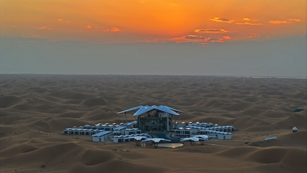 這是位于寧夏中衛(wèi)市沙坡頭景區(qū)的星星酒店（2023年9月6日攝，無(wú)人機(jī)照片）。新華社記者 王鵬 攝