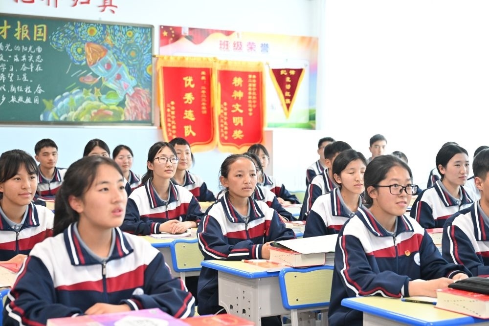 2024年6月18日，果洛西寧民族中學(xué)學(xué)生在上課。