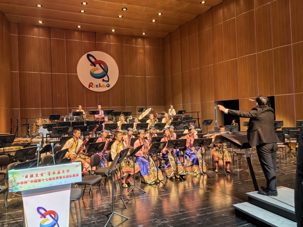 5月4日，來自果洛西寧民族中學(xué)的果洛州青少年管樂團(tuán)在山東省日照市演出。