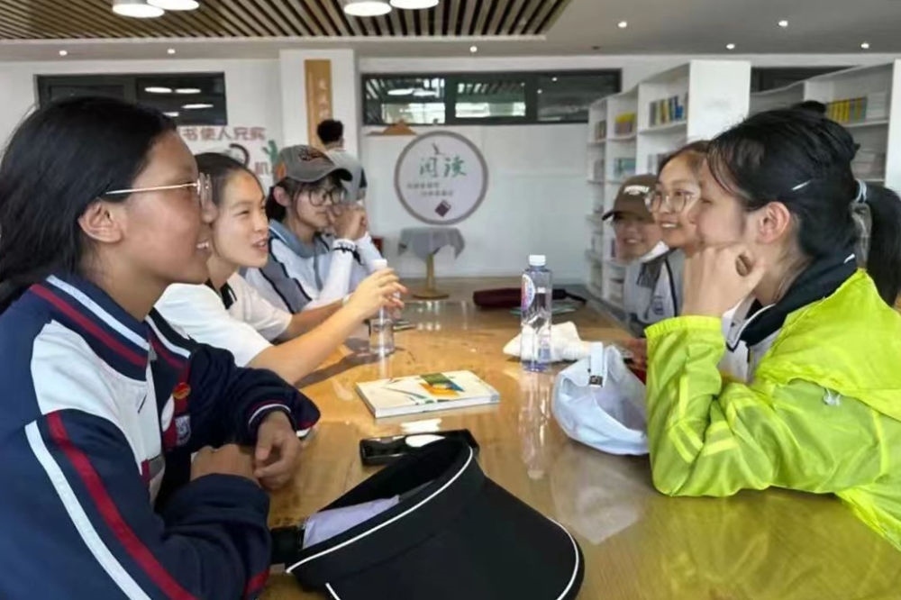2023年7月10日，在果洛西寧民族中學(xué)，上海市大同中學(xué)學(xué)生（右）與果洛西寧民族中學(xué)學(xué)生交流。新華社發(fā)（果洛州教育局供圖）