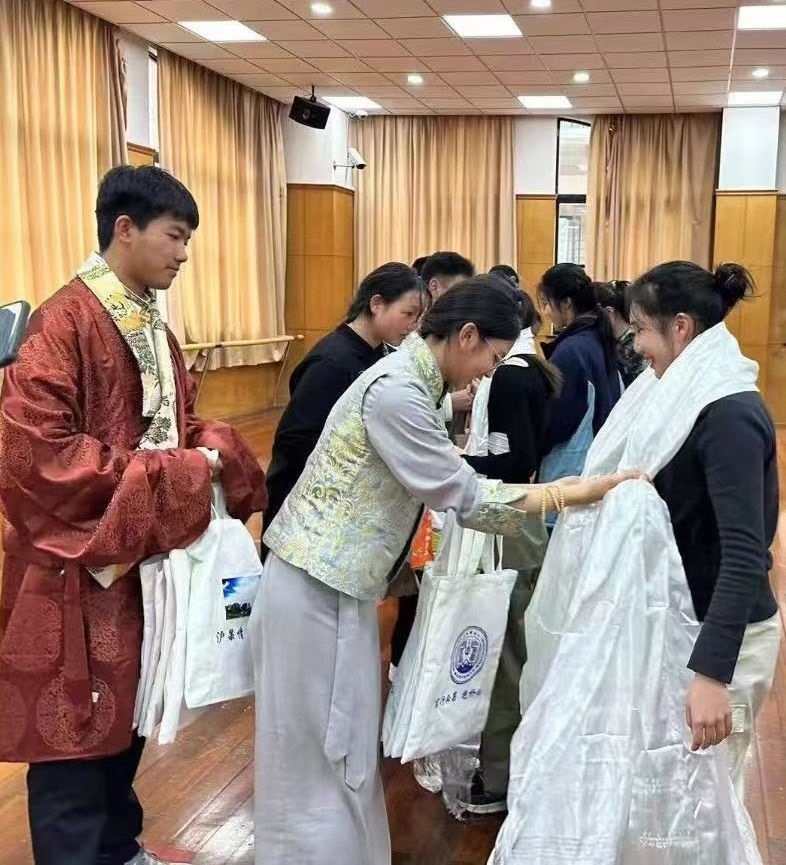 2024年1月18日，在上海市大同中學(xué)，果洛西寧民族中學(xué)學(xué)生給上海大同中學(xué)師生獻(xiàn)哈達(dá)。新華社發(fā)（果洛州教育局供圖）