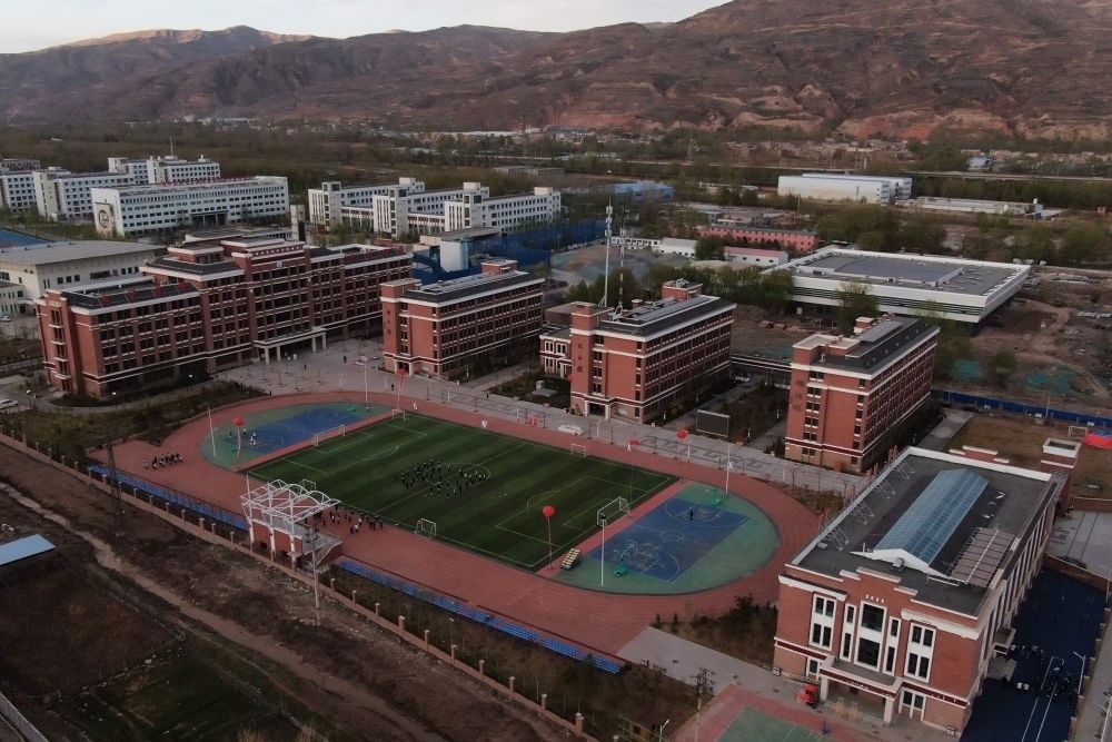 2021年4月28日拍攝的果洛西寧民族中學(xué)（無人機(jī)照片）。