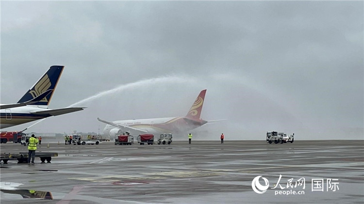 航班享受“水門禮”后起飛。牛瑞飛攝
