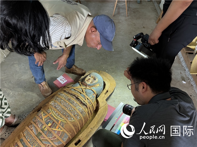 圖為中埃薩卡拉新出土文物數(shù)字化調(diào)查與研究項(xiàng)目團(tuán)隊(duì)在工作現(xiàn)場(chǎng)。薛江攝