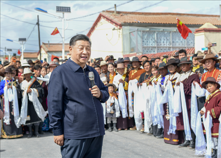 2021年6月7日至9日，習(xí)近平總書記在青?？疾臁＿@是8日下午，習(xí)近平在海北藏族自治州剛察縣沙柳河鎮(zhèn)果洛藏貢麻村考察時，同村民們親切交流。新華社記者 謝環(huán)馳 攝