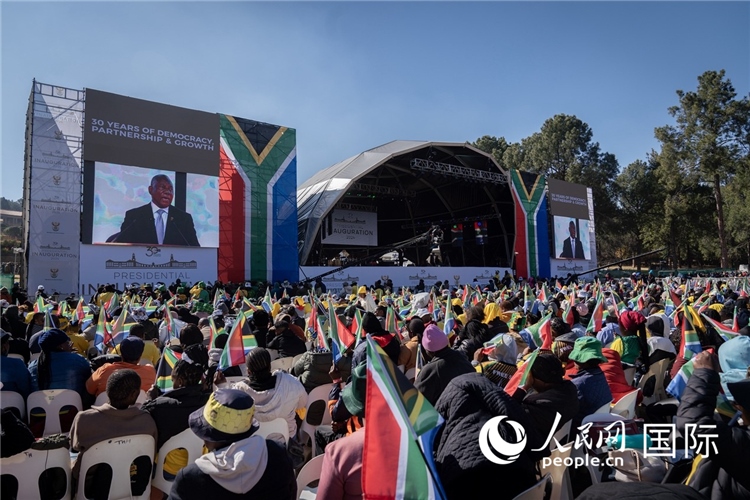 南非民眾觀看拉馬福薩總統(tǒng)就職演說。 人民日報非洲中心分社 希拉茲·莫林攝