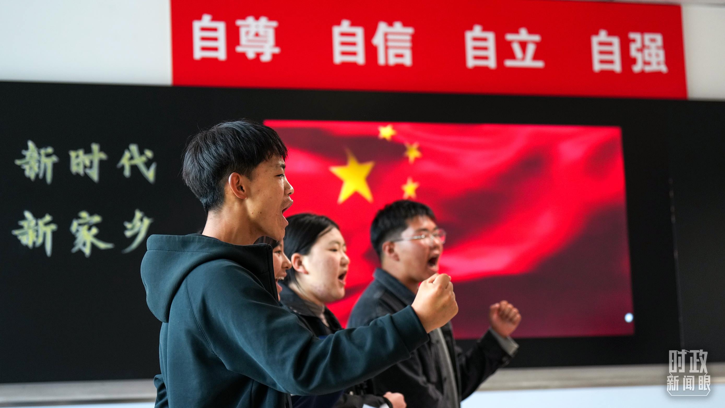 △果洛西寧民族中學(xué)高一（1）班的“新時代、新家鄉(xiāng)”主題思政課。（總臺央視記者許永松、國廣記者李晉拍攝）