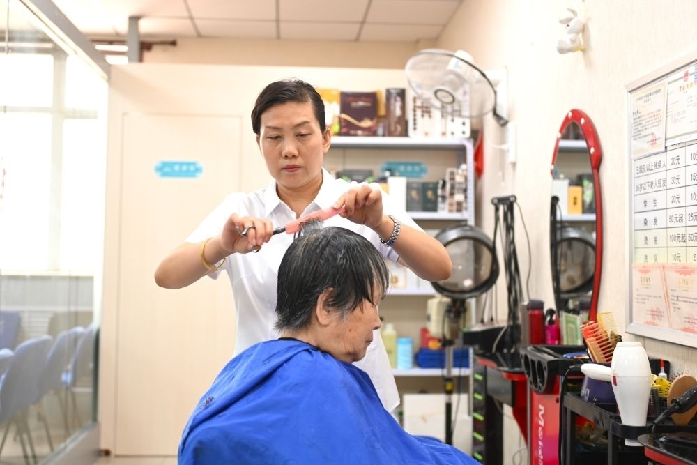 6月20日，長城花園社區(qū)的志愿者為居民理發(fā)。