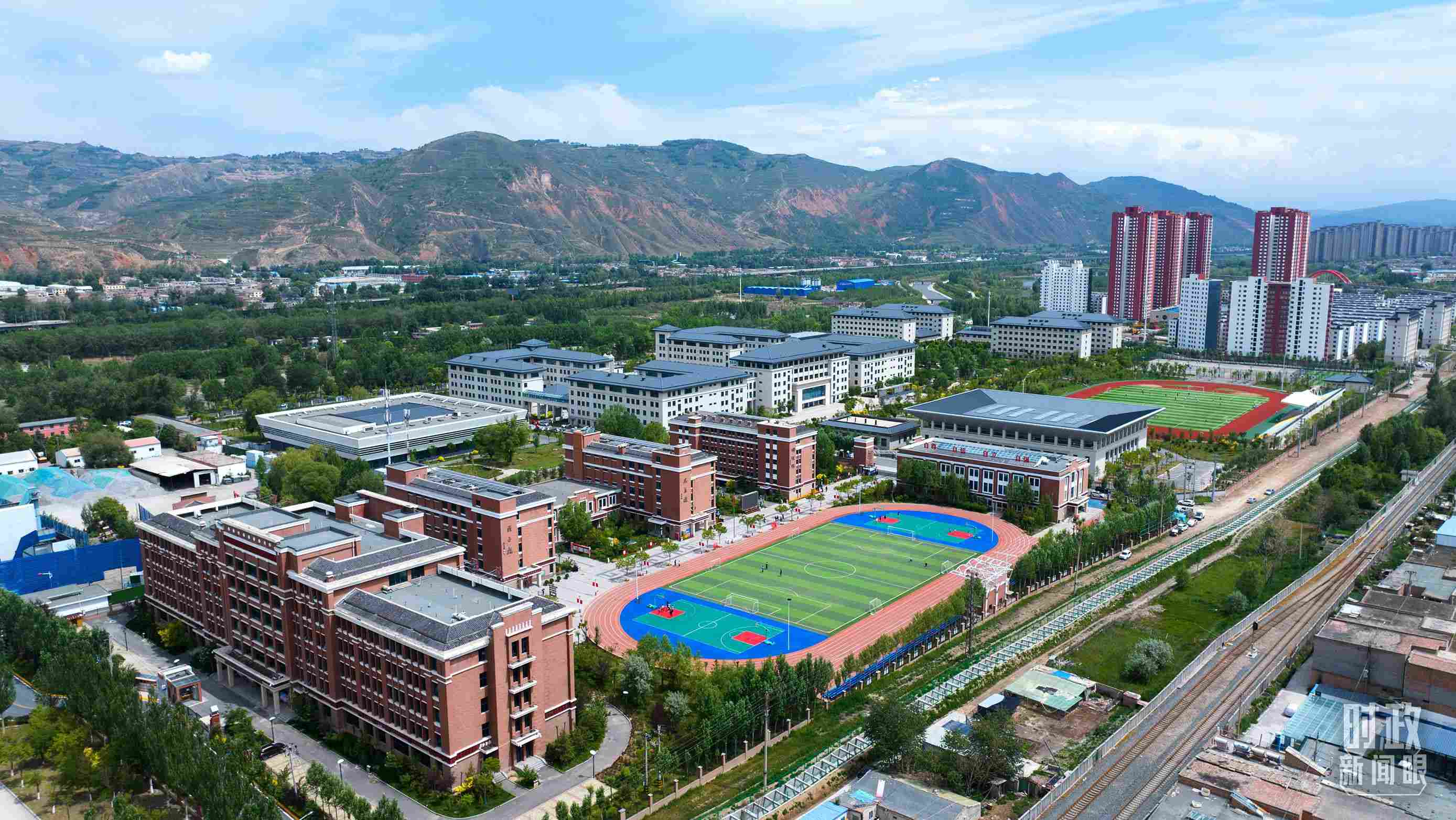 △果洛西寧民族中學(xué)。（總臺記者閆懋鵬拍攝）