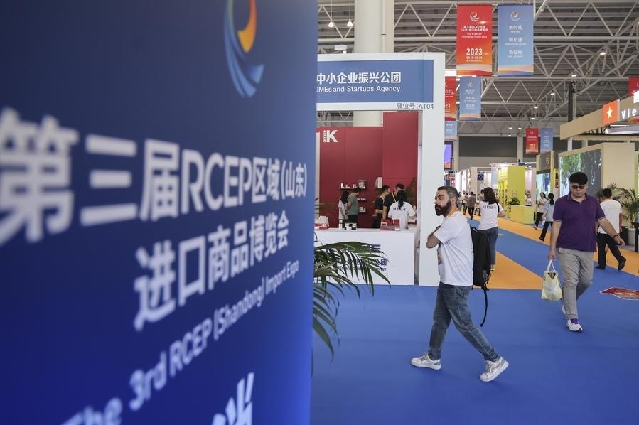 2023年8月18日，人們在第三屆RCEP區(qū)域（山東）進(jìn)口商品博覽會上參觀。新華社發(fā)（許傳寶 攝）