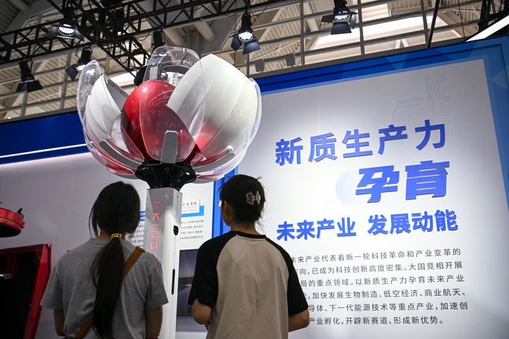 6月20日，與會者參觀天津云圣智能科技有限責(zé)任公司展區(qū)展出的“圣·寶蓮燈”全自主無人機巡檢系統(tǒng)。新華社記者 孫凡越 攝