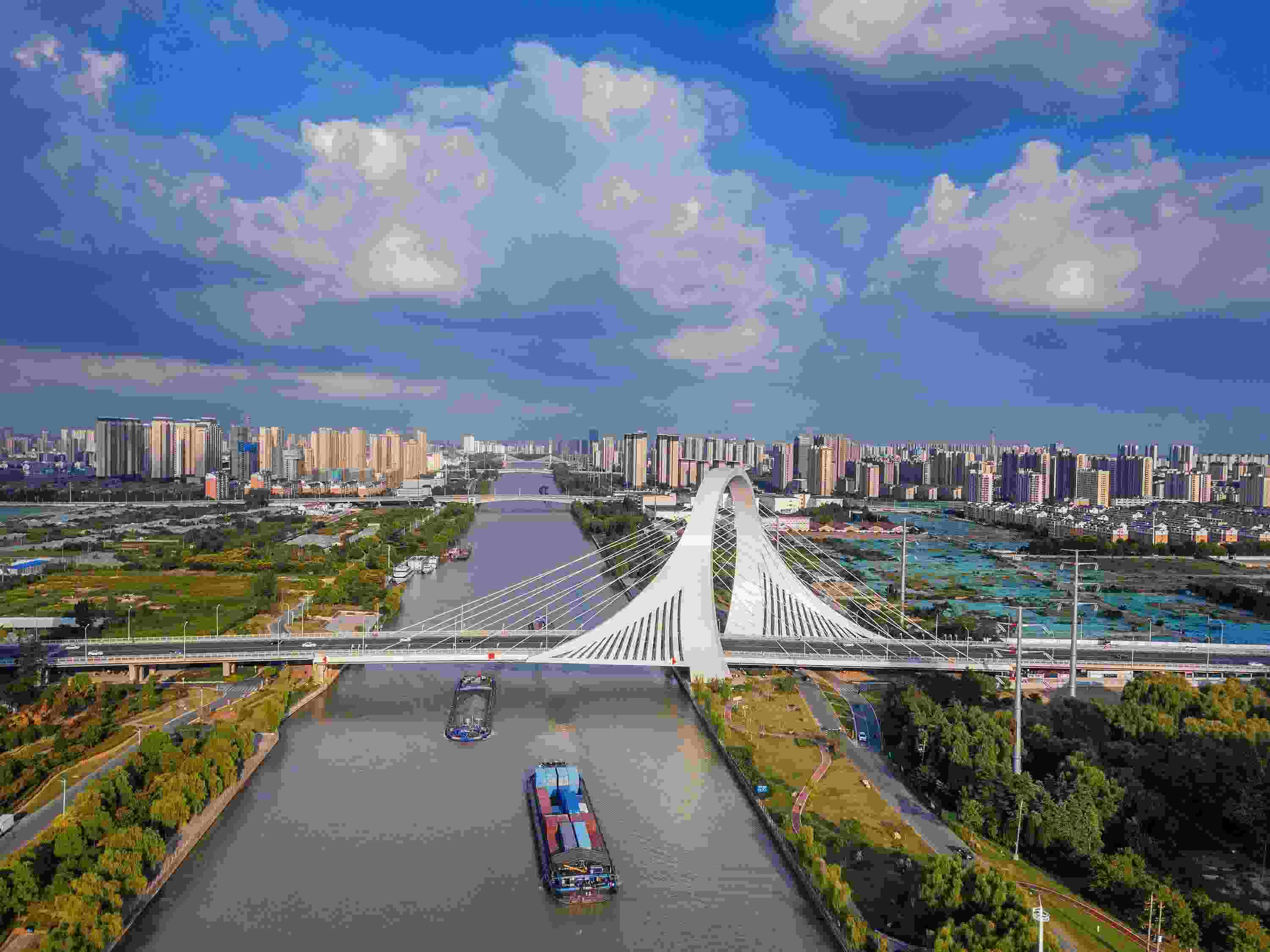 2022年9月12日，幾艘船舶行駛在江蘇淮安運(yùn)河大橋附近。