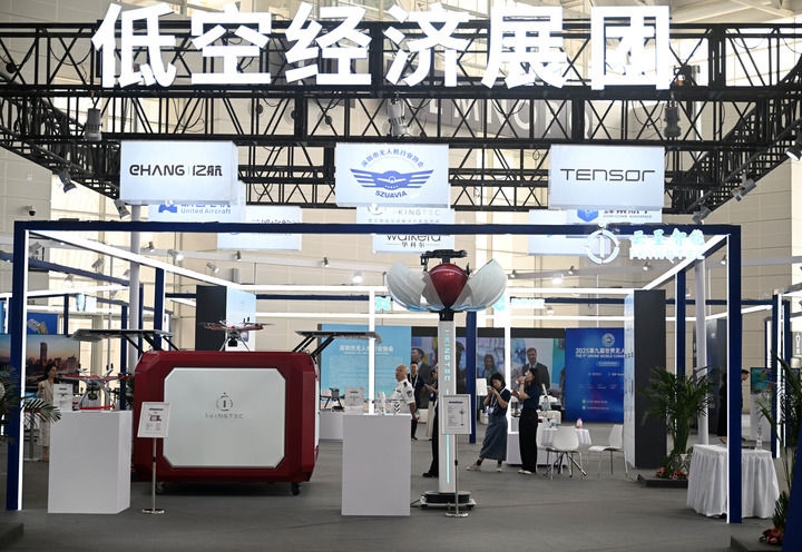 6月20日，參觀者在博覽會低空經(jīng)濟展團參觀。新華社記者 趙子碩 攝