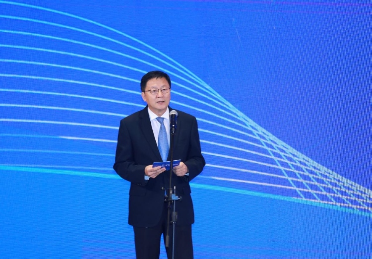 中國網(wǎng)總編輯王曉輝主持論壇。中國外文局供圖