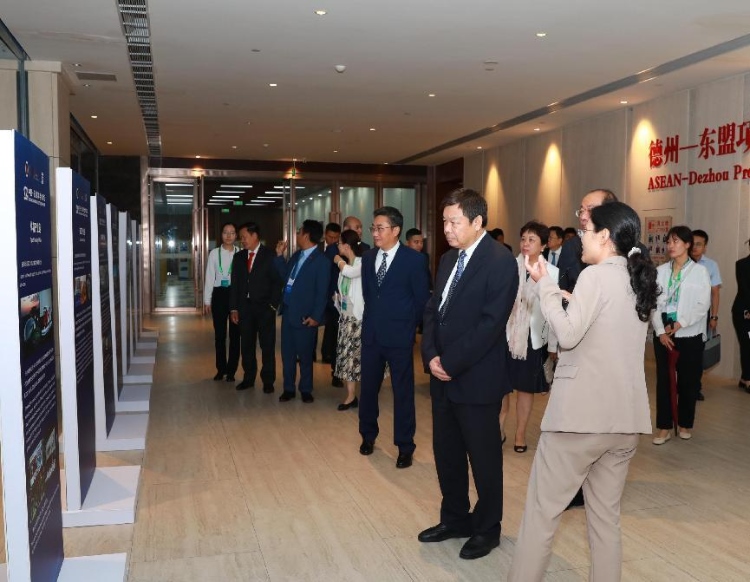 與會嘉賓參觀圖片展。中國外文局供圖