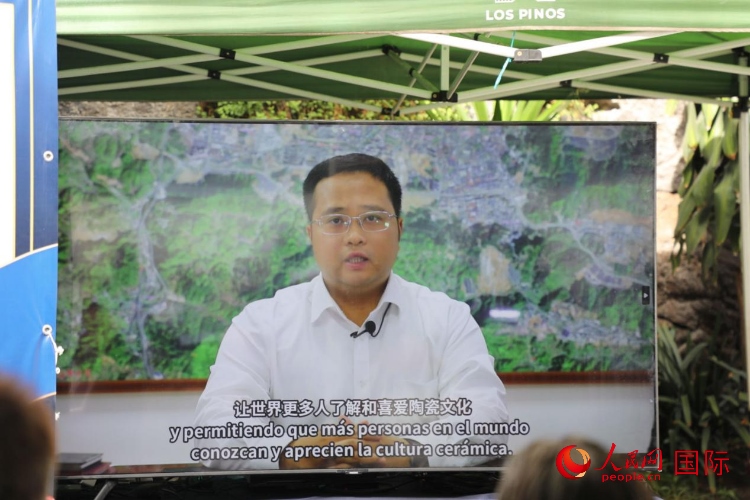 德化縣人民政府縣長方俊欽視頻致辭。人民網(wǎng) 埃內(nèi)斯托·多明戈斯攝