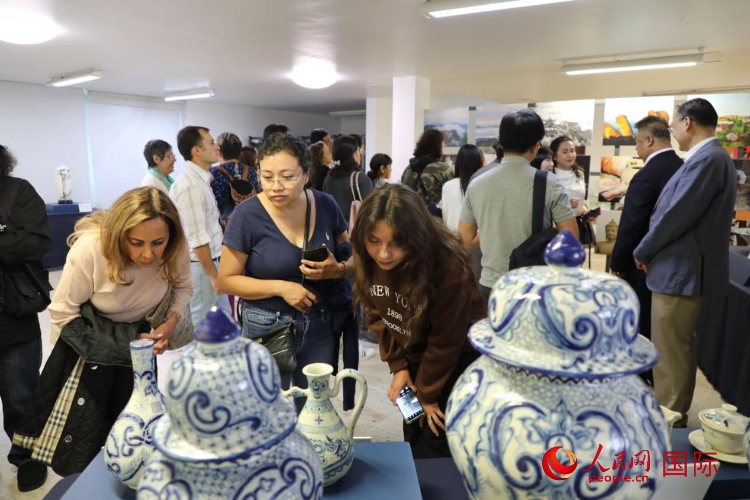 在展覽現(xiàn)場，觀眾們駐足欣賞德化瓷和墨西哥彩瓷。人民網(wǎng) 埃內(nèi)斯托·多明戈斯攝