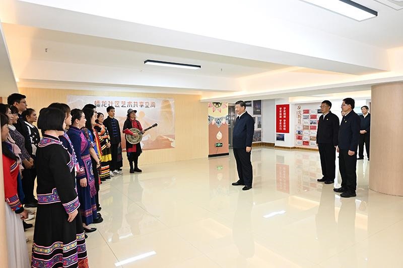 2023年12月14日，習近平總書記在廣西南寧市良慶區(qū)蟠龍社區(qū)黨群服務中心文體活動室同社區(qū)居民親切交流。