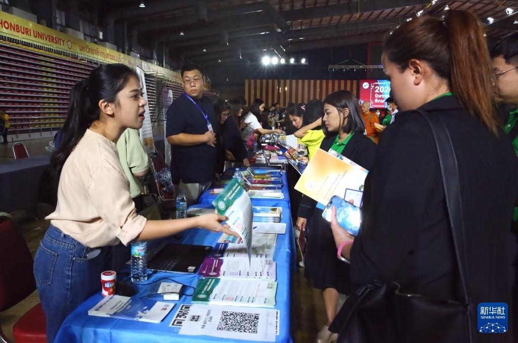 6月22日，在泰國曼谷吞武里大學(xué)舉辦的中國高等教育展上，學(xué)生在中國高校展臺前了解信息。新華社記者 孫瑋彤 攝
