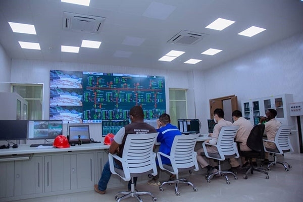 剛果（金）布桑加水電站攔河大壩泄洪。中鐵資源集團(tuán)供圖 