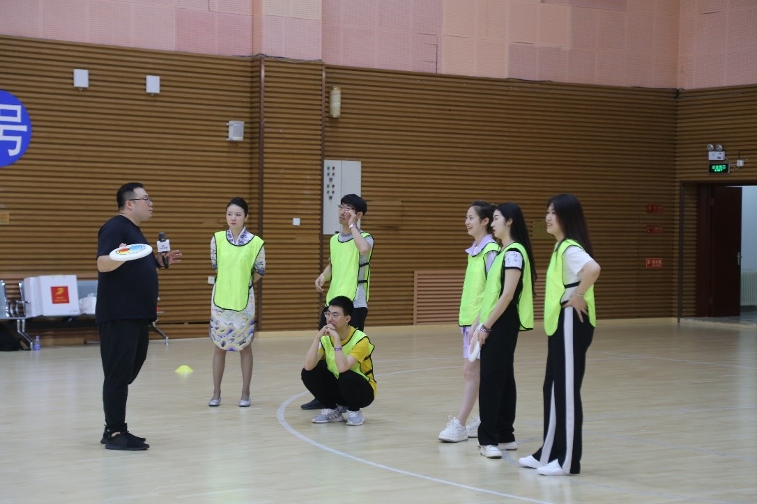 在“友趣體驗營”上，年輕用戶正在學(xué)習飛盤運動技巧。 受訪者供圖