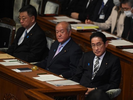 ??2023年12月13日，日本首相岸田文雄（右）參加國(guó)會(huì)閉會(huì)式。新華社記者馮武勇攝