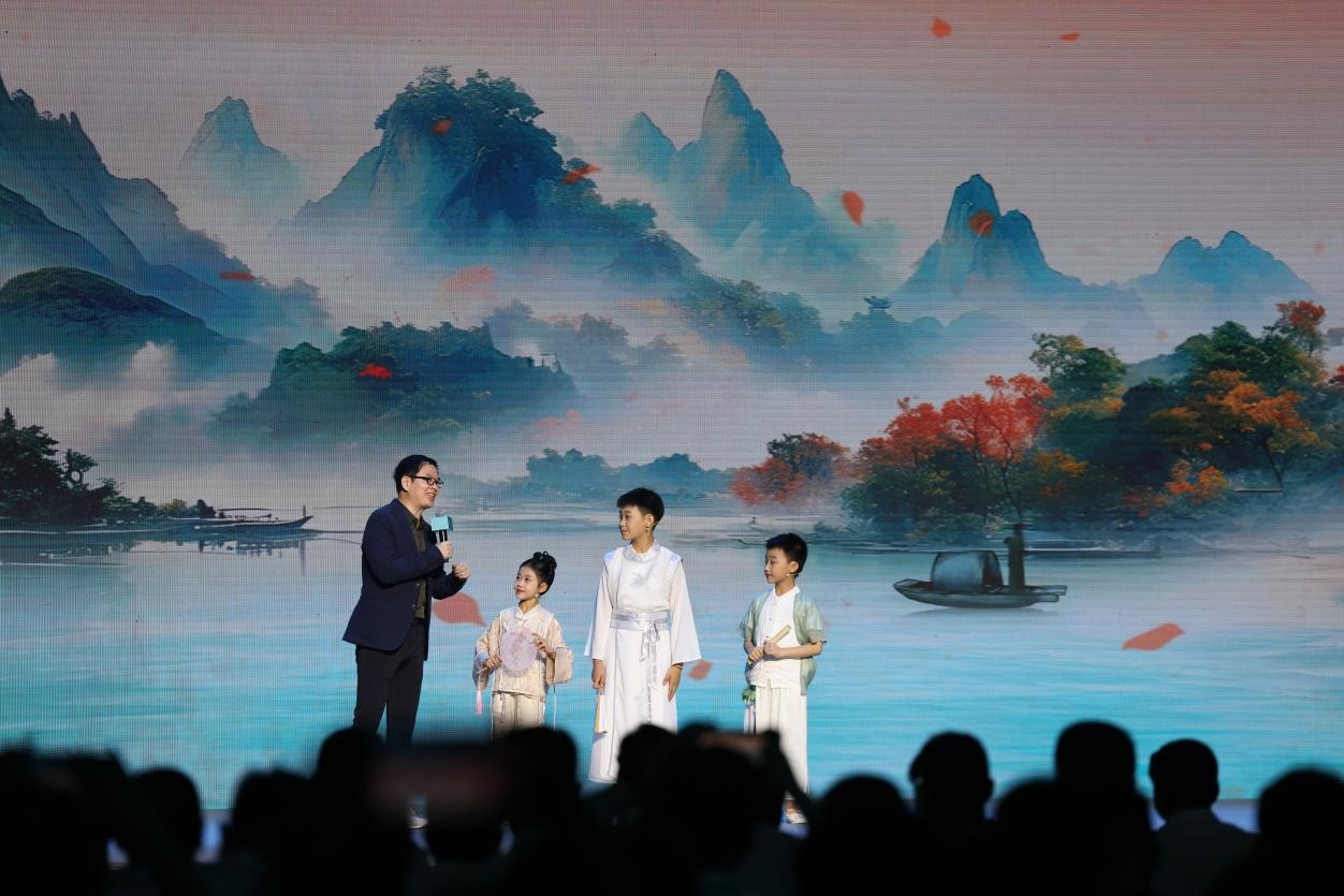 南京師范大學教授酈波（左一）與2024中國詩詞大會選手張可兒（左二）、姜敬曦（右二），揚州市邗江區(qū)實驗學校蔣王小學學生陸俊屹（右一）趣談大運河詩詞文化。