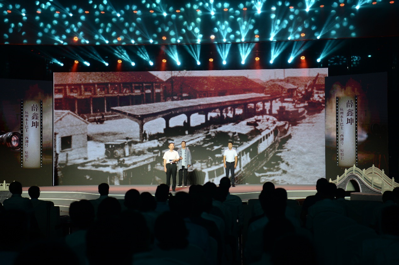 杭州水上巴士“西湖”號原船長薛鑫坤（左）、窯灣古鎮(zhèn)漁民藝術團團長沈召明（中）、港航潤楊6060貨船主楊杰偉（右）現(xiàn)場講述。