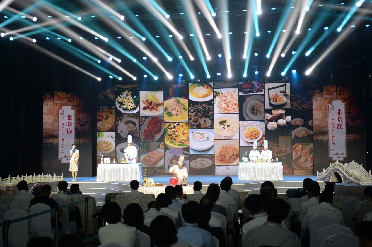 花園國際大酒店廚師長朱燾、西園飯店行政總廚張曉鋒、冶春面點總廚倪秋香、冶春面點制作技藝第五代傳人陳詩雅展示淮揚菜絕技。