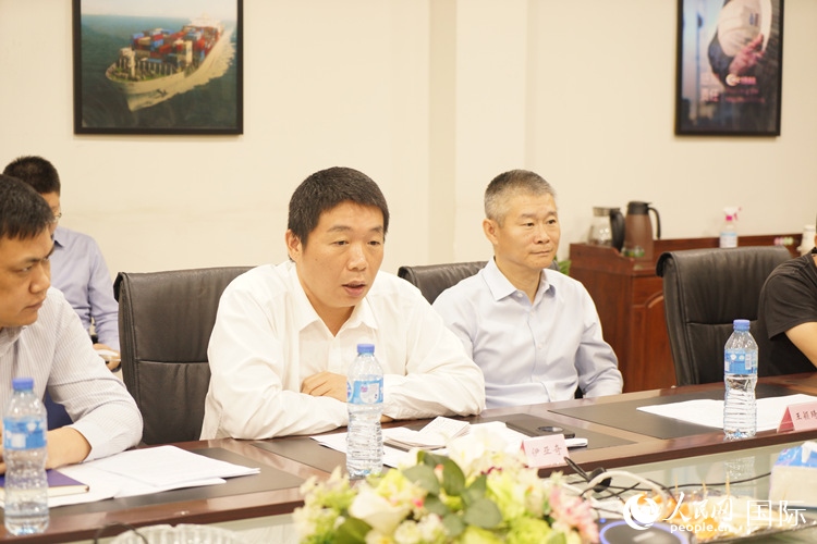 駐尼日利亞使館領(lǐng)僑處主任伊亞奇（中）講話。人民網(wǎng)記者 姜宣攝