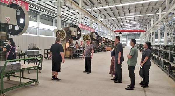 大渡口區(qū)法院法官回訪已盤活的被執(zhí)行企業(yè)。