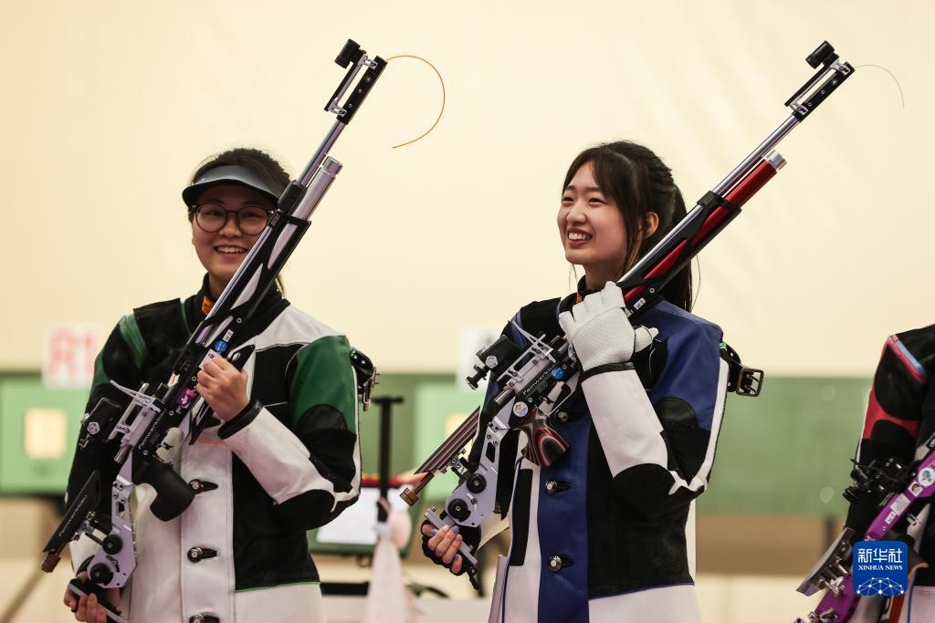 2023年9月24日，在杭州亞運會射擊項目女子10米氣步槍個人決賽中，中國選手黃雨婷以252.7環(huán)的成績獲得冠軍，韓佳予獲得亞軍，印度選手拉米塔獲得季軍。圖為黃雨婷（右）、韓佳予在比賽后。新華社記者 單宇琦 攝