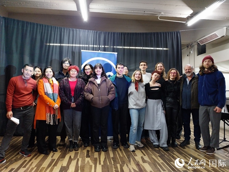 活動(dòng)現(xiàn)場藝術(shù)家合影。人民網(wǎng)記者 許放攝