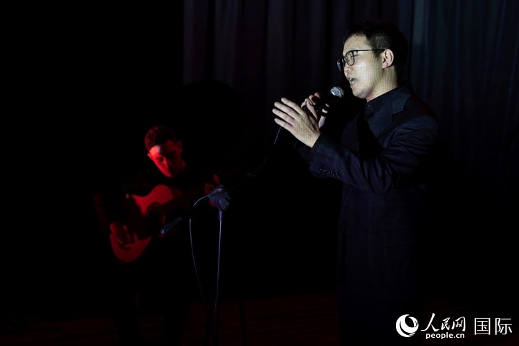 歌曲表演。馬丁·薩巴拉攝