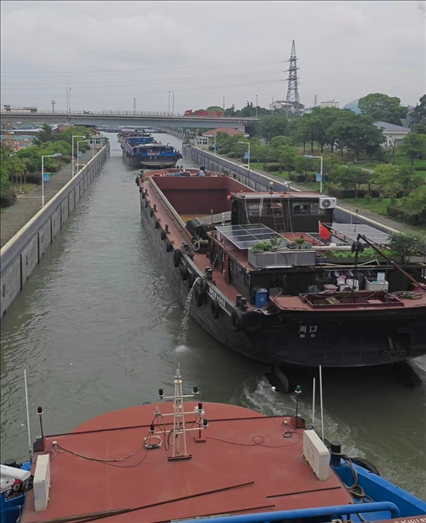 諫壁船閘內(nèi)船只正在過閘。人民網(wǎng)記者 黃鈺攝