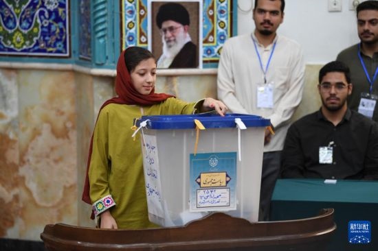 6月28日，伊朗選民在德黑蘭的一處投票站參加總統(tǒng)選舉投票。新華社記者 沙達提 攝